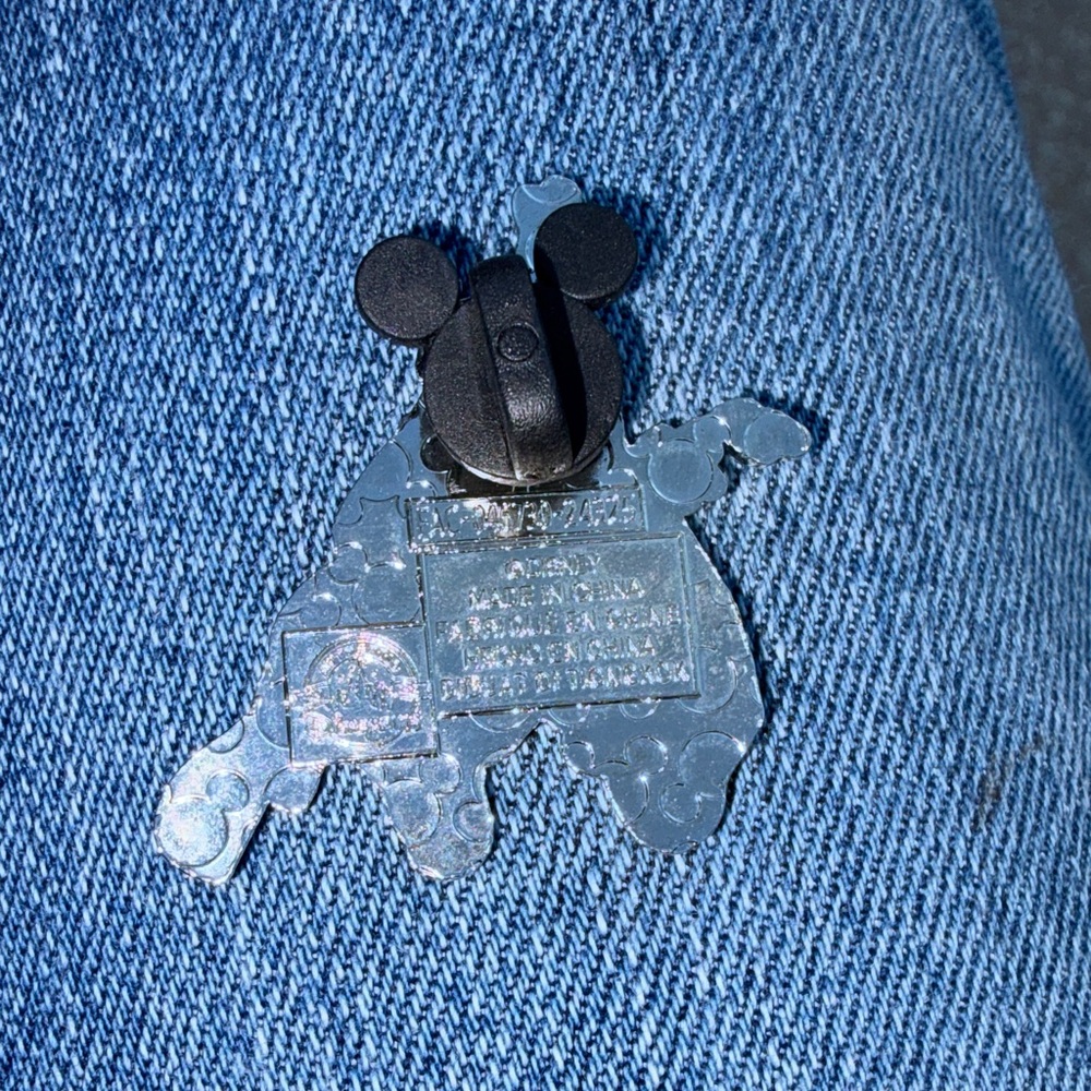 Disney Dumbo Enamel Pin - Picture 2 of 3
